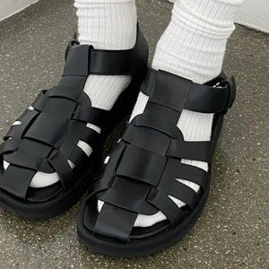 Black fisherman sandals